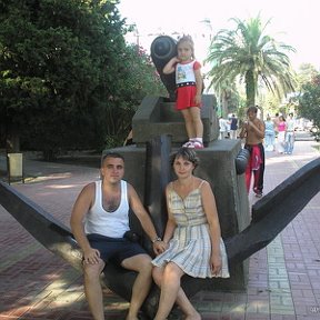 Фотография "Лето 2006 г.Сочи.С женой Оксаной и дочерью Катей"