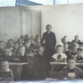 Фотография "1б класс 1965год наша первая учительница Плотникова Валентина Николаевна"