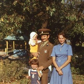 Фотография "Я (в форме) со своими девчонками в 1984г."