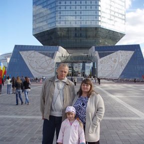 Фотография "на празднике 960-ти летия г.Минска около национальной библиотеки я и моя семья"