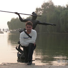 Фотография "Это я на озере в центре города Ханьчжоу в Китае. "