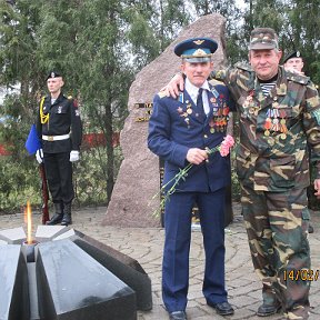 Фотография "У памятника афганцам в центре Керчи я со своим боевым товарищем Баркаловым Виктором Ивановичем, как и на фото мы по жизни идем с ним плотно рядом ,помогая друг другу , организовывая и проводя все мероприятия по чествованию ветеранов !!!"