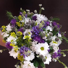 Фотография "Букет невесты из полевых цветов и хризантемы"