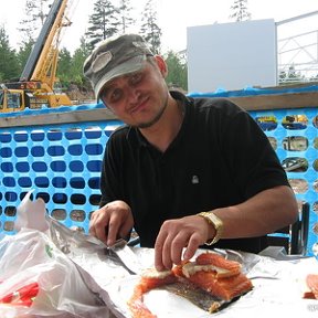 Фотография "Это я в Финляндии кромсаю красную рыбу на бутеры, едем во Францию на велогонку."