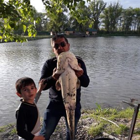 Фотография "Сегодня у меня на озере поймал Рома сома на 17кг."