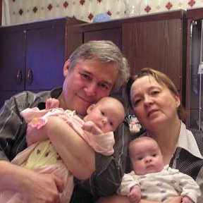 Фотография "С внучками. Галя с Машенько (3 месяца), я с Дашенькой (2 месяца)"