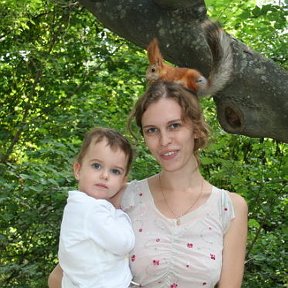 Фотография "Алупкинский парк, сентябрь 2008.
Мы с дочкой встретили белку!"
