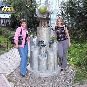 Photo "С Натальей Масычевой(Куликовской) возле интересного такого памятника.10/08/09 Нижний Новгород."