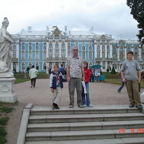 Фотография "я в центре, слева  от меня мои дети, справа племянник"