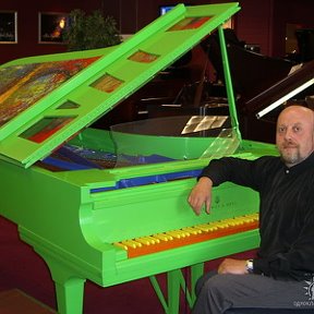 Фотография "Выбираю рояль. Этот Steinway не понравился, слишком пёстрый, зато сделан в единственном экземпляре с каким-то знаменитым художником. $369 000 (без налога)"