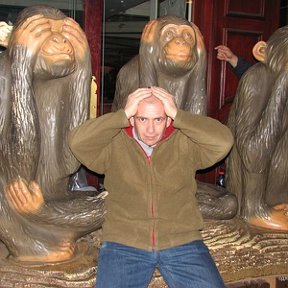 Фотография "Это я сижу у входа в паб "Three Monkeys" в Эйлате. Мужики, кому случится побывать в Эйлате - рекомендую : Пиво - классное (именно Пиво с большой буквы)"