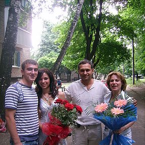 Фотография "У дочки на выпускном. с право на лево: жена, я , дочь и её парень"