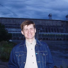 Фотография "Я на фоне Дивногорской ГЭС, 2005 г."