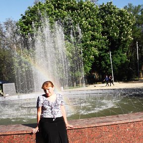 Фотография "Таганрог. Городской парк. Весна, Цветущие каштаны. Радуга на фонтане"