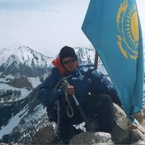 Фотография "Это я на вершине им.Б. Момушулы. Ущ. Ак-сай авг. 2002"