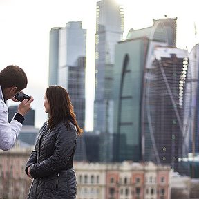 Фотография "На краю крыши 10 -этажного дома на фоне Москва-сити."