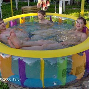 Фотография "Лето 2006. Село Блощинцы. Я, мой брат и сын балдеем в бассейне 8)"