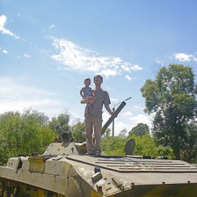 Фотография "С сыном на личном БМП, собираемся кататься!"