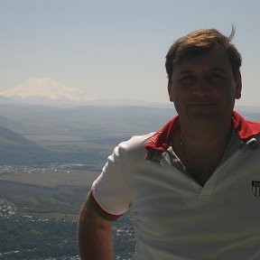 Фотография "Пятигорск.За спиной его величество Эльбрус.Вид с горы Машук."