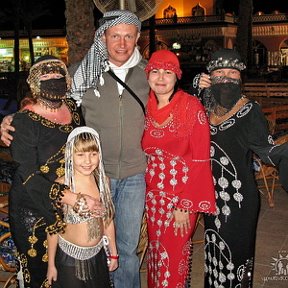 Фотография "Правоверный мусульманин не может иметь более четырех жен. Я, Маша, Оля."