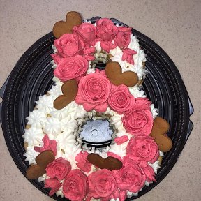 Фотография "Торт цифра к 8 Марта для моих очаровательных коллег. Наивкуснейший медовик с  крем-чизом и вишневым конфитюром. Украшен лентой из  алых роз и сердцами."