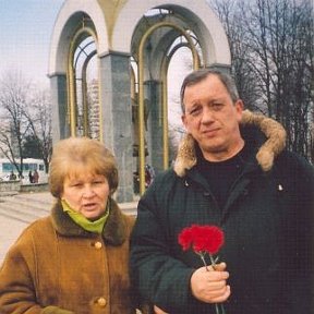 Фотография "15.02.2007г. Владикавказ,мемориал Афганцев, я справа, со мной однокашница моей сестры,кл.руководитель "подшефного " класса"