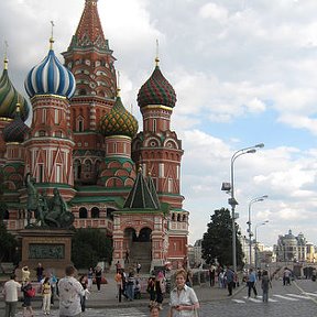 Фотография "Я с внучей Илошенькой  в Москве, далее следуем в Белоруссию"