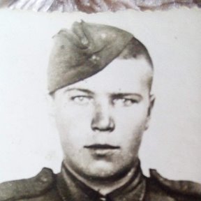 Фотография "Ушков  Владимир Васильевич. Мой дядя. Старший брат моего отца. Ушел в 16 лет на фронт. Помню. Люблю. Горжусь."
