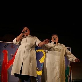 Фотография "Фестиваль КВН 2007г. Сосновый Бор. я и Татьяна (я слева)"