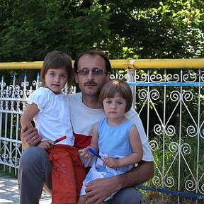 Фотография "На фото Я и мои дочери Арина (слева) и Настя (справа)"