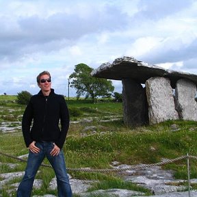 Фотография "Элвис и сооружение укрывавшее древних людей от не погоды.
(2007)"