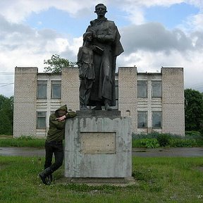 Фотография "Итомля, Троица ( в смысле праздник). Памятник Народному учителю.
Очевидно, куда пропала табличка с названием памятника хорошо знает мичман антон кабзлов."