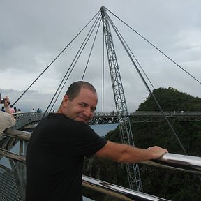 Фотография "Sky Bridge - cамый высокий мост в мире - уникален тем, что он стоит на одной колонне. 700 метров над уровнем моря, 125 метров длиной, 1.8 метра шириной. Остров Лангкави, Малайзия, 12 января 2012 года."