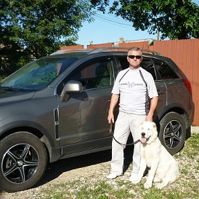 Фотография "я около своей машины и своего дома с любимцем Гайсаном -ему 6,5 месяцев и он весит 60 кг, 1 августа 2013 года"
