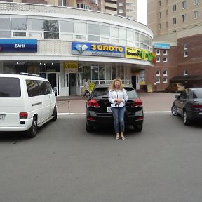 Фотография "В подтверждении моих слов о том, что по России спокойно разъезжают очень много машин с украинскими номерами я сделала  утром 31.05.2014 г. фото на телефон. Машина с украинскими номерами и справа, и слева."
