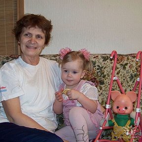 Фотография "Я с внучкой Лидочкой и Хрюшей"
