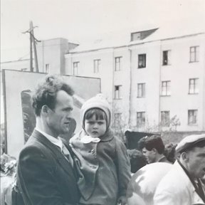 Фотография "Я с папочкой на демонстрации 1 Мая 1962 года..."