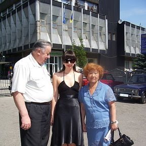 Фотография "Муж, я и внучка, город  Ивано-Франковск. Мы около Галицкой Национальной Академии на вручение диплома выпускникам, 2007 год"