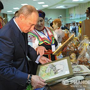 Фотография "президент В.В. Путин на выставке Грайворонского Дома ремесел, с мастерами Вакуленко Н.Е., Власовой Мариной и Шепеленко Юлией"