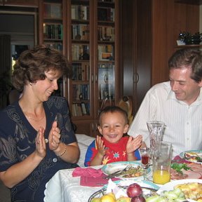 Photo "Мой День Рождения!Я, муж Саша, внук Никита, а если внимательно присмотреться, то в правом углу можно увидеть младшего сына Тёму))2005 г."