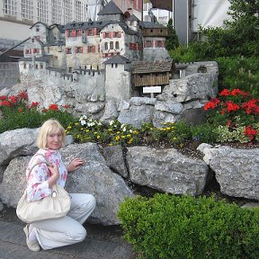 Фотография "У макета княжеского замка в Вадуце - столице Лихтенштейна"