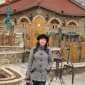 Фотография "Это я в Казане на экскурсии точное место помню, но забыла как называется .Деревянный городок, один из этих домиков ресторанчик, кто живет или бывал должны узнать"