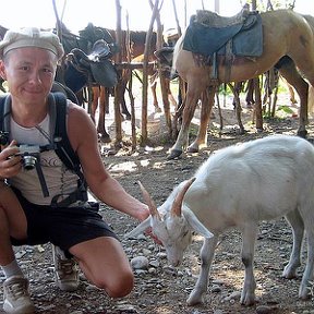 Фотография "Легко превратиться
в того, что справа.
Если пить из копытца
и жрать отраву.                                       Абхазия, август`09"