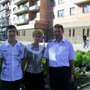 Фотография "26.07.07 Юбилей мужа. Я - посередине, слева - мой сын Вадим, справа - муж Сергей"