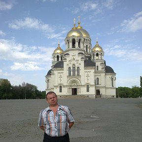 Фотография "В Новочеркасске раньше кипела жизнь..... Машины, люди на площади у собора....., правда собор был не ухожен....   Теперь всё наоборот......  Скоро вековую мощёнку в асфальт закатают... 6 мая 2013 г. Это был День Рождения Николая -II."