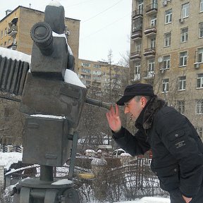 Фотография "Скульптура кинокамеры перед зданием "Мосфильма"... Я рядом)"