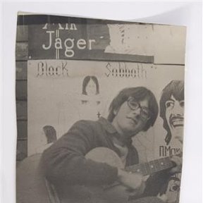 Фотография "я в 1975 г ,молодой ,хиппующий,гитара настроена на шести, на фоне плакатов рок-звезд 70-х....."