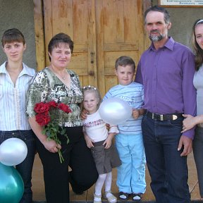 Фотография "Моя семья: дочь Ольга, жена Валентина, внуки Мэлани и Даниэль, я и дочь Татьяна."