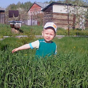 Фотография "Прогулка будущего агронома по бабушкиному саду..."