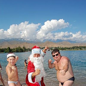 Фотография "Я с сыном и Киргизский Дед Мороз
Иссык-Куль-2009"